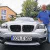 Hans Günter mit seinem neuen OCH-Kennzeichen: In alter Verbundenheit zu seinem Beruf als Pflanzenschutz-Berater hat sich der Vorsitzende des Obst- und Gartenbauvereins Ochsenfurt, Hans Günter, diese spezielle Autonummer reservieren lassen.