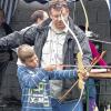 (heu)   Zum Abschluss des Ferienprogramms fanden sich über 25 Kinder bei den Erlenbacher Schützen zusammen, um dort ihre Zielsicherheit unter Beweis zu stellen. Die Besten der Einzelwettbewerbe wurden von Schützenmeister Wolfgang Thoma geehrt. Gleich zwei Medaillen bekam Johannes Roth, der im Armbrustschießen und beim Dosenwerfen erfolgreich war. An der Dartscheibe traf Luis Rothaug ins Schwarze, mit Pfeil und Bogen fand Lars Roßmann die richtige Technik und beim Torwandschießen kam niemand an Simon Durdak vorbei. Das zwölfte Ferienprogramm in Erlenbach bot erneut viel Interessantes: die Besuche bei der Bäckerei Kachel in Remlingen, bei Del Monte in Altfeld und bei der Main-Post in Würzburg, das Zeltlager samt Feuerwehr-Erlebnistag, den ECV-Sketche-Tag oder die Klettertour in die Fränkische Schweiz, um nur einige Beispiele zu nennen. Unser Bild zeigt Schützenmeister Thoma, wie er einem Jungen Hilfestellung beim Bogenschießen leistet.