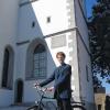 Mit dem Radl da: Seit 2011 ist die Winterhäuser St. Nikolauskirche eine Radwegekirche. Pfarrer Robert Foldenauer hält das Gotteshaus tagsüber auch für Radfahrer offen.