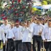 Kirmes nach alter Tradition: Marcel Heim trug den geschmückten Kirmesbaum und Sebastian Fella die Papierrolle mit den Kirmessprüchen, die Mauritius Vogler vom Vordach des Schützenhauses verlas.