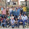 (edu)   Ein Klassentreffen des Jahrgangs 1962/63 der früheren Verbandschule Oberndorf mit Schülerinnen und Schülern aus den Orten Bischbrunn, Esselbach, Steinmark, Kredenbach, Michelrieth, Oberwittbach und Altfeld führte nach Bamberg. Nach einem gemeinsamen Busfrühstück während der Hinfahrt wurde in Bamberg, in der Nagelkapelle des Doms, ein Wortgottesdienst mit Totengedenken an die verstorbenen Schulkameraden abgehalten. Gutes Wetter gab es bei der anschließenden Stadtführung, die an der Schiffsanlegestelle endete. Dort ging es dann weiter mit einer Schifffahrt auf der Regnitz, mit dem Höhepunkt „Klein-Venedig“. Im Schlosshotel Reichmannsdorf war abends ein großes Büfett hergerichtet und bei Tanz und Discomusik wurde bis in die frühen Morgenstunden gefeiert. Der Brunch am kommenden Tag endete erst am Nachmittag bei sonnigem Wetter auf der Hotelterrasse. Alle waren sich einig, dass das nicht das letzte Klassentreffen sein sollte.
