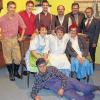 (josch)    An diesem und am kommenden Wochenende locken die 28. Uettinger Theatertage die Freunde des Laienschauspiels in die Aalbachtalhalle. Zur Premiere am Samstag, 9. November, um 20 Uhr dürfen sich die Gäste auf einen lustigen dörflichen Schwank freuen. Mit dem bäuerlichen Lustspiel „Zwää harte Nüss...“ sind die Uettinger mundARTisten wieder in der Schiene Komödienstadel geblieben. Auch Regisseur Ralf Endres schlüpft wieder in eine kleine Rolle. Eigentlich wollte er sich auf die Spielleitung konzentrieren, mehrere Ausfälle machen jedoch seinen Einsatz erforderlich. Die mundARTisten setzen ihre Tradition fort, jedes Jahr einen neuen Mitspieler zu integrieren. Am Samstag wird es Sonja Bolch sein, die bei der Theatergruppe ihr Debüt geben wird – nicht nur für sie wird es daher eine spannende Angelegenheit. Noch gibt es Karten für die Aufführungen am 9., 10., 16. und 17. November unter  (0 93 69) 26 11 und im Internet unter www.theater-uettingen.de sowie an der Abendkasse.