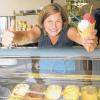 Eisverkäuferin im Selbstversuch: Henrike Fischer beim Jobben im Eiscafé.S: NORBERT SCHWARZOTT
