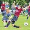Gleich schlägt der Ball ein: Anja Abert zieht von der Strafraumlinie ab und trifft zum 2:1 für den VfR Stadt Bischofsheim. Die Aschaffenburgerin Chantal Kuhn kann nicht mehr entscheidend eingreifen.