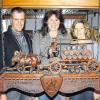 Das Brauereigespann im Brauereigasthof: Die kunstvolle Lampe mit dem Kutscher, den schweren Pferden und dem Wagen voller Bierfässer, die der einst in Gerolzhofen wirkende Holzschnitzer Ewald Wohlrab Anfang der 1950er Jahre im Auftrag der Dingolshäuser Brauerei Hümmer gefertigt hatte, hängt neuerdings im Gastraum des Brauereigasthofs Weinig-Wehner in der Rügshöfer Straße. Darüber freuen sich Paul und Claudia Wehner mit Vorbesitzerin Hildegard Engel (Mitte). Ursprünglich war die Lampe für die von Friedrich Korn betriebene Gaststätte am Marktplatz in Gerolzhofen gedacht.