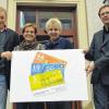 Zwei in einem: Der neue Nes-Euro tritt im handlichen Scheck-Karten-Format an die Stelle der bisherigen Bad-Neustadt- und Genießergutscheine. Die vorteilhafte Weiterentwicklung präsentierten Stadtmarketing-Geschäftsführerin Anja Hildmann und die Mitglieder des Stadtmarketing-Vereins. Von links: Manfred Griebel, Christel Lux, Anja Hildmann und Wolfgang Markert.
