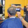 Zweimal 50 Jahre: Friseurmeister Ebbo Grebner mit seinem treuesten Kunden Elmar Müller.
