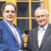 Reinhard Tirschner aus Markt Einersheim hat im großen Kollegenkreis bei einem festlichen Essen im Gasthof Rotes Ross in Markt Einersheim sein 40-jähriges Arbeitsjubiläum im Unternehmen Knauf gefeiert. Für die Geschäftsleitung dankte Carlo Knauf (links) dem Jubilar für seine 40-jährige Betriebstreue.