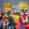 (il)   „Heute ist kein Arbeitstag, heute ist Streiktag!“ So reagierten die Kaufland-Angestellten aus Bad Kissingen und Schweinfurt auf den für sie unbefriedigenden Ausgang der vierten Tarifverhandlung letzte Woche in München. Da die Arbeitgebervertreter nicht auf die Forderungen der Dienstleistungsgewerkschaft Verdi nach höheren Tarifen eingehen wollten, hat diese erneut zum Streik aufgerufen. Angestellte beider Märkte trafen sich am Freitag vor dem Kaufland in Bad Kissingen zu einer gemeinsamen Streikkundgebung. Dort wurde entschieden, dass die Streiks auch auf den heutigen, umsatzstarken Samstag ausgeweitet werden sollen. Die Tarifverhandlungen dauern nun bereits seit fünf Monaten an und eine Einigung sei noch nicht abzusehen, so Verdi-Sekretär Peter König. Die nächsten Gespräche werden am 30. Oktober stattfinden. Sollten die Verhandlungen wieder ohne Einigung enden, schließt König weitere Streiks während des Weihnachtsgeschäfts nicht aus.