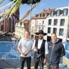 Hoch oben: Azubi Moritz Puchmüller, Zimmermann Michael Weckbart und Dachdecker Alexander Rüttger beim Richtspruch.MÜLLER