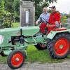 (rwe)   Am Sonntag, 29. September, wird Obereisenheim wieder von vielen Oldtimerfans besucht. Und in diesem Jahr nimmt auch der Teufel Heribert Prust mit seinem frisch restaurierten Traktor Güldner AZK Baujahr 1956 („Ein echter Franke aus Aschaffenburg“) teil. Prust hat ein dreiviertel Jahr den Bulldog komplett zerlegt und alle Teile gesäubert. Anschließend die defekten Teile ausgewechselt. „Mein Ziel war, dass alle Ersatzteile Originalteile sein müssen, was sich oft als sehr kompliziert gestaltete. Doch durch vieles Suchen im Internet und auf Oldtimermessen habe ich fast alle Originalteile bekommen. Am einfachsten war die Beschaffung der Scheinwerfer, denn die Firma Heller stellt noch heute diesen Typ her.“ Nachdem auch noch alle vier Reifen montiert und die Blechteile in der original lindgrünen Farbe gespritzt waren, ging es an den Zusammenbau.“ Nun steht das funkelnde Prachtexemplar in der Scheune und wartet auf seinen öffentlichen Auftritt beim Oldtimertreffen, am Sonntag von 10 bis 18 Uhr. Treffpunkt ist am Schulgraben. Foto: Weis