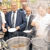 In der Öko-Schauküche: Bund-Naturschutz-Vorsitzender Hubert Weiger (Vierter von links) mit dem Küchenteam des Gasthofes „Schöne Aussicht“ in Klingenberg und Repräsentanten der beteiligten Verbände.