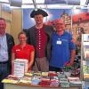 (pm)   Auf der Mainfranken-Messe in Würzburg wirbt auch der Tourismusverband „Liebliches Taubertal“. Zahlreiche Städte und Gemeinden sowie kulturelle Einrichtungen haben sich der Werbemöglichkeit angeschlossen und informieren über die bevorstehenden Angebote im Herbst/Winter 2013 sowie im kommenden Jahr. Bereits das erste Messewochenende war von einem guten Zuspruch geprägt, teilt der Tourismusverband mit. „Die Gelegenheit, in der Nachbarschaft zu werben und sich als Naherholungsgebiet vorzustellen, wollen wir natürlich nicht auslassen“, erklärt Geschäftsführer Jochen Müssig vom Tourismusverband „Liebliches Taubertal“. In Halle acht wirbt das „Liebliche Taubertal“ gemeinsam mit anderen touristischen Partnern. Unser Bild zeigt (von links) Geschäftsführer Jochen Müssig und Johanna Theobald, beide Tourismusverband „Liebliches Taubertal“, der Torwart Klemm vom Schloss Weikersheim (Andreas Fischer-Klärle) sowie Erhard Mott vom gleichnamigen Zweiradunternehmen in Lauda-Königshofen.
