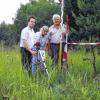 Grenzgänger: Manuel, Elke und Andreas Erhard bei der Vermessung und Kartografierung einer Erdbeobachtungsstelle der ehemaligen DDR-Grenztruppen im Grenzabschnitt 44, nahe Behrungen.