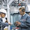 (mia)   Volkmar Denner (Mitte), Vorsitzender der Geschäftsführung der Robert Bosch GmbH, besuchte am 1. Oktober den Bosch Rexroth-Standort Lohr, heißt es in einer Pressemitteilung. Denner hatte den Posten des G1, wie der Vorsitzende der Bosch-Geschäftsführung intern genannt wird, am 1. Juli 2012 übernommen. Auf dem Programm stand neben einem Gespräch mit Rexroth-Führungskräften auch ein Besuch der Werke. So machte Denner einen Rundgang in Wombach. Hier arbeitet unter anderem ein Teil des Teams, das im April 2013 mit seinem Softwarekonzept Open Core Engineering den Hermes Award gewonnen hatte. „Die ganze Branche spricht von Industrie 4.0. Hier in Lohr wird aus dem Trend anwendbare Technologie“, zeigte sich Volkmar Denner beeindruckt.