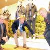 Kniehoch in den Fluten: „Etwa so hoch stand das Wasser in unserem Factory Store“, sagt Thomas Schäfer (Mitte). Der Gründer der Firma René Lezard erklärt Bürgermeister Lothar Nagel (links) und dem stellvertretenden Landrat Paul Streng die Situation vom 31. Mai.