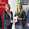Glückliche Gewinnerin beim Fahrsicherheitstraining der Verkehrswacht: Silke Brochloß-Gerner von der Sparkasse Ostunterfranken übergab mit Tilmann Fischer, Vorsitzender der Kreisverkehrswacht Haßberge (rechts), und Manfred Stühler, Projektleiter der Kreisverkehrswacht Haßberge, den Preis an Barbara Hoffmann aus Pfarrweisach.