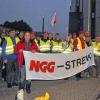 Geschlossenheit zeigen: Rund 70 Mitarbeiter der Danone-Molkerei in Goßmannsdorf folgten am Montagmorgen dem Aufruf der Gewerkschaft NGG zu einem vierstündigen Warnstreik. Die NGG will ihren Forderungen in den laufenden Tarifverhandlungen so Nachdruck verleihen.