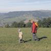 Oberleichtersbach (mm)   Bei einer Wanderung über die Wiesen des 843 Meter hohen Simmelsbergs genießen drei Generationen von Wanderern die tolle Aussicht auf Gersfeld und die Wasserkuppe, den höchsten Berg der Rhön.Dass Wandern nicht nur Spaß macht, sondern auch Auswirkungen auf die Gesundheit hat, damit beschäftigt sich der Kulturtag der Saale-Sinn-Region des Rhönklubs am Sonntag, 27. Oktober in Oberleichtersbach. Die Veranstaltung beginnt um 14 Uhr im Hotel Rhön-Hof. Sie dauert bis etwa 17 Uhr. Harald Lange, Professor für Sportwissenschaften an der Universität Würzburg, widmet sich in seinem Vortrag den medizinischen Aspekten des Wanderns. Zweiter Schwerpunkt der Veranstaltung ist der Gesang. Wie Klänge das Gehirn beeinflussen stellt Rudolf Gerr, der Kulturwart der Saale-Sinn-Region, dar. Kathrin Edelmann, Sängerin, Stimmbildnerin und Diplom-Psychologin referiert über Gesundheitsaspekte des Singens, verbunden mit verschiedenen musikalischen Darbietungen.