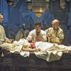 Blinddarm, ade: Der Medicus (Tom Payne, Mitte) operiert den Schah (Olivier Martinez) mithilfe seines Lehrmeisters Ibn Sina (Ben Kingsley, rechts).