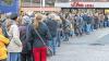 Seit vielen Wochen waren die knapp 3000 Plätze für Martin Rütters Show „Der tut nix“ in der s.Oliver Arena ausverkauft. Der aus dem Fernsehen bekannte „Hundeprofi“ hat eine große Fangemeinde. Die Zuschauer in Würzburg standen deshalb Schlange vor der Halle. Seit vielen Wochen waren die knapp 3000 Plätze für Martin Rütters Show „Der tut nix“ in der s.Oliver Arena ausverkauft. Der aus dem Fernsehen bekannte „Hundeprofi“ hat eine große Fangemeinde. Die Zuschauer in Würzburg standen deshalb Schlange vor der Halle.