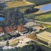 Luftbild aus vergangenen Tagen: Das Gebäude der Die Volkshochschule Sambachshof (unten und rechts), aufgenommen Ende der 1960er/Anfang der 1970er Jahre. Links daneben die Waldgaststätte, oben links ist noch der Parkplatz vor dem Märchenwald zu erkennen.