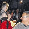 Varieté am Marktplatz: Im Kulturkeller des Weinhauses Mehling verteilte das Pausengirl Rebecca Wack an die Gäste Überraschungen.