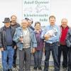 Preisgekrönte Kaninchenzüchter: Die ausgezeichneten Züchter mit Elmar Gößmann, Vorsitzender des Groß- und Kleinsilberclubs Unterfranken (links), und Bernhard Krönert, Vorsitzender der Donnersdorfer Kleintierzüchter (Dritter von rechts).