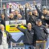 So seh'n Sieger aus: Das freudestrahlende Leutheuser Team mit (vorne von links) Alexander Kudrass, Jutta Beisiegel, Martin Tschornia und Wolfgang Kudrass sowie Lisa und Christian Leutheuser (hinten, Mitte) und dem kompletten Team.