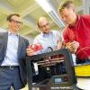 Massentauglich: In naher Zukunft wird in den meisten Haushalten ein 3D-Drucker stehen. Darin sind sich die drei Experten einig (von links): Matthias Funken, Leiter des Rechenzentrums der Uni Würzburg, Bernhard Ludewig, Mitarbeiter des Rechenzentrums und Prof. Dr. Frank Steinicke, Medieninformatik.