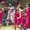 Basketball-Bundesligist s.Oliver Würzburg (hier Würzburgs Ricky Harris - am Ball - in einem Spiel im September 2013 gegen Bonn) steht finanziell nicht gut da. Die Schuldenlast ist erdrückend, die sportlichen Aussichten nach sechs verlorenen Spielen in Folge sind es auch.
