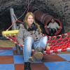 Im Kellerverlies: Nicht nur Kinder haben ihren Spaß in der Röttiger Spielscheune. Elisabeth Väth (vorne) und Friederike Höppel von der Röttinger Stadtverwaltung durften sich bereits vor der Eröffnung austoben. Sie hatten ihren Spaß dabei.