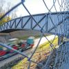 Umstrittenes Bauwerk: Ein Laster fährt auf der neuen Nordwestumfahrung in Biberach unter einer von zwei Fledermausbrücken hindurch.