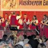 (märt)   „Aus ganzem Herzen Blasmusik“ – mit dieser Polka eröffneten die Eußenheimer Musikanten den „Böhmischen Herbst“ in der Eußenheimer Sporthalle, der auch unter diesem Motto stand. Bei dieser Musikveranstaltung, die zum fünften Mal vom Musikverein Eußenheim ausgerichtet wurde, bekamen die zahlreichen Besucher die ganze Bandbreite der böhmischen Blasmusik zu hören, und das auf zwei Bühnen. Den ersten Auftritt übernahmen die Eußenheimer Musikanten, sie gaben danach direkt auf die zweite Bühne am anderen Ende der Halle ab, wo sich die „Proazaller Musikanten“ bereit gemacht hatten. Den Abschluss des Abends übernahmen die „Kesselring Musikanten“ aus Marktsteft, die das Publikum mit ihrer Mischung aus bekannten Klassikern der Szene und anspruchsvollen neueren Stücken, die sie allesamt auf höchstem Niveau darboten, begeisterten. Ein abschließender Gemeinschaftschor von allen drei Kapellen durfte nicht fehlen, sodass am Ende alle Musiker mit stehendem Applaus des begeisterten Publikums verabschiedet wurden.