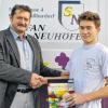 (reg)   Stolz auf seinen Auszubildenden ist Malermeister Stefan Neuhöfer, der Marco Wenzel aus Wettringen zur bestandenen Prüfung gratuliert, die er als Innungsbester im Bereich Rhön-Grabfeld absolvierte. Mit einem Buch- /CD-Präsent sprach er dem frischgebackenen Gesellen seine Anerkennung aus. Neuhöfer, der seinen Betrieb in Großbardorf hat, weist auf freie Lehrstellen in seiner Branche hin. Handwerksberufe wie dieser werden auch immer interessanter für Realschüler, die sich nach absolvierter Lehre weiter qualifizieren können, oder sich gleich für die duale Berufsausbildung entscheiden, wobei sie einen Beruf erlernen und sich zusätzlich die Fachhochschulreife erwerben.