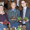 Hübsche Arrangements: Hobbybastler Helmut Waldhäuser (Mitte) hat kleine Kunstwerke geschaffen. Es freuen sich Touristleiterin Beate Glotzmann und Bürgermeister Thorsten Wozniak.
