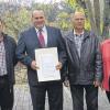 (ph)   Ein Betriebsjubiläum und die Verabschiedung eines langjährigen Mitarbeiters bildeten für die BayWa-Verantwortlichen den Anlass, das Engagement der beiden Mitarbeiter auf Schloss Hallburg in Volkach zu würdigen. Wolfgang Kohl (Sondheim/Gr.) ist seit 25 Jahren bei BayWa beschäftigt. Er begann seine Ausbildung am 1. September 1988 bei der BayWa in Mellrichstadt zum Landmaschinenmechaniker. 1995 wechselte er in den Agrar-Bereich, machte seinen Silo-Meister und gehört seitdem zum festen Bestandteil des Agrar-Teams Mellrichstadt. In den Ruhestand wurde Robert Schön (Schönau) verabschiedet. Er begann seine BayWa-Laufbahn 1976 als Kraftfahrer in Bad Neustadt und war 17 Jahre in Bischofsheim als Lagerarbeiter tätig. Der Gesamtbetriebsratvorsitzende Gunnar Metz und Spartengeschäftsführer Reinhard Stierkorb würdigten den Einsatz, die Zuverlässigkeit und Treue der Beiden. Das Bild zeigt (von links): Elmar Straub (Leiter Kompetenzregion Rhön-Grabfeld), Martin Junius (Leiter des Agrar-Betriebs Mellrichstadt), Wolfgang Kohl, Robert Schön, seine Ehefrau Gabriele und Gunnar Metz.