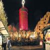 Bayerns größte Adventskerze: Wenn der Marktturm wieder Kitzingen beleuchtet, dann geht's wie in diesem Bild vom Vorjahr auf Weihnachten zu. Da ist heuer eine Menge an Neuem geplant: Auf dem Marktplatz ist ab 29. November adventliches Treffen bei Essen und Trinken angesagt. Am ganz großen Rad dreht ein ehrenamtliches Organisationsteam am dritten Adventswochenende, wenn der Weihnachtsmarkt sich zwischen Landratsamt und Marktplatz über die gesperrte Kaiserstraße erstreckt. Bis zu 60 Buden und geöffnete Geschäfte warten dann auf Kunden und festlich gestimmte Besucher.