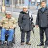 Einiges ist durchgeführt, anderes steht an: Irmgard Sauter, hier am Rathauseck mit „Testfahrer“ Erhard Härter und Bürgermeister Thomas Helbling, hat ein Konzept für die Abschrägung von Gehsteigen ausgearbeitet.