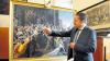 Im goldenen Rahmen: Kunsthistoriker Damian Dombrowski und die Neuerwerbung für die Gemäldegalerie „Der Raub der Sabinerinnen“ von Johann Christoph Fesel. Das Werk des letzten Würzburger Hofmalers schließt eine Lücke im Martin-von-Wagner-Museum.GUNNAR BARTSCH