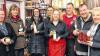 Vielseitiges Angebot: Im wiedereröffneten Hofladen auf „Christians Erdbeer- und Geflügelhof“ in Eußenhausen konnten Christian und Daniela Hoch (Dritter und Vierte von rechts) zahlreiche Vertreter von Partnerbetrieben der Dachmarke Rhön begrüßen, deren Produktspezialitäten ab sofort hier erhältlich sind.