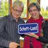 „Wir nennen das Direktorat einfach Schott-Land“, sagte Mike Singer (links), der als Lehrer an der Grundschule Haßfurt die neue Rektorin Gisela Schott willkommen hieß.