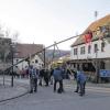 Gleich steht er: Mit vereinten Kräften wurde in Sendelbach der Kirbbaum in die Senkrechte befördert. Fotos: Simon Donath