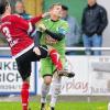 Er geht dahin, wo's weht tut: Mario Ehler vom FSV Holzkirchhausen/Neubrunn (rechts) bekommt das Knie des Homburgers Fabian Fehr in die Magengrube.