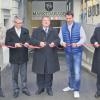 Banddurchschneider: Stadtbaurat Christian Baumgart (von links), WVV-Chef Thomas Schäfer, Bürgermeister Adolf Bauer, Christian Freier und Projektleiter Wolfgang Fey eröffneten die Zufahrt.