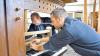 Rekonstruiert bei der Restaurierung: Um die historische Spielanlage der Paderborner Orgel kümmert sich die derzeit die Rhöner Orgelbaufirma Hey mit Herbert und Christian (vorne). Schon Firmengründer Wilhelm Hey hatte beim Aufstellen der Orgel geholfen, und zwar anno 1859.