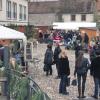 (ab)   Als Publikumsmagnet erwies sich auch heuer der am vergangenen Wochenende stattgefundene Herbstmarkt des Erich Kästner Kinderdorfs. Diverse Stände fügten sich auf dem Gelände der Oberschwarzacher Wiesenmühle mit dem Café-Salon und dem Mühlenladen zu einem kleinen Marktplatz über den man flanieren und auf dem man genießen konnte. Zu kaufen gab es bei den Kindern und Mitarbeitern, die die Stände betrieben, hauptsächlich in den Kinderdorfhäusern selbst hergestellte Waren wie Pralinen, Plätzchen, Wachslichter, Filz- und Holzobjekte und vieles Schönes mehr. Der Mühlenladen des Erich Kästner Kopernikum e.V. bot Gestecke und Dekorationsobjekte von bodenständig bis elegant an sowie von den Jugendlichen zubereitete Marmeladen, Liköre und herzhafte Spezialitäten wie selbstgemachtes Sauerkraut oder Tomatensoßen, liebevoll abgepackt. Petrus meinte es auch fast durchgehend gut mit dem beliebten Markt, sodass der frisch gepflasterte Hof stets  gut gefüllt war. Wem es doch zu frisch wurde, der konnte sich im Salon, in dem erneut der Kaffeehausbetrieb lief, bei Kuchen und Getränken aufwärmen. Am Sonntag gab es sogar noch ein bisschen mehr zu genießen: für die Kinder trat – traditionell – die Handthaler Märchenerzählerin Brigitte Klinkel auf, und im Hof hatte ein Schmied seine Zelte aufgeschlagen. An seinem Feuer sammelten sich viele Zuschauer während er wiederkehrend mit seinem regelmäßigen Hämmern den Takt über den Markt legte. Ganz romantisch wurde es dann am Abend, als der kleine Marktplatz in der Dunkelheit vor Lichtern schimmerte.