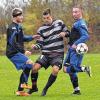 (swt)   Hier geht's doch durch: Der Geldersheimer Thomas Kuhles setzt sich gegen Nikolai Schießer (links) und Michael Jahns vom FC Wasserlosen durch, musste allerdings nach dem Spiel wie seine Mannschaftskameraden eine 2:3-Niederlage in der A-Klasse Schweinfurt 1 quittieren.