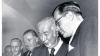 Bei einem Besuch im Jahr 1952: Bundespräsident Theodor Heuß (2. von rechts) und Prof. Max von Freeden (rechts).