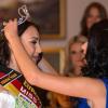 Der Studentin Julia Wolf (l) aus Nürnberg wird am 15.11.2013 in Bad Griesbach (Bayern) nach ihrer Wahl zur Miss Bayern 2014 eine Krone aufgesetzt.